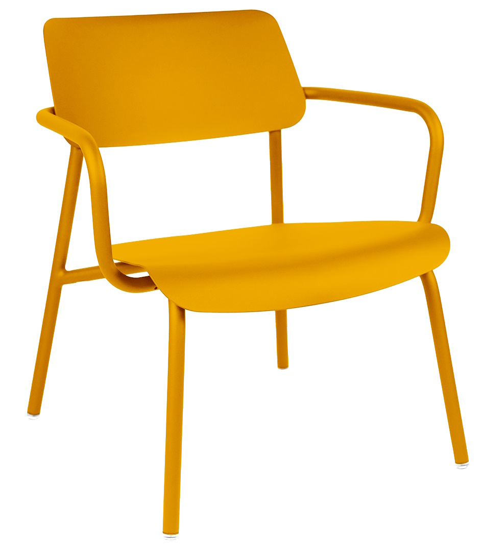 Gelber Studie Lounge Sessel von Fermob für den Außenbereich, moderner Metallstuhl mit Armlehnen.