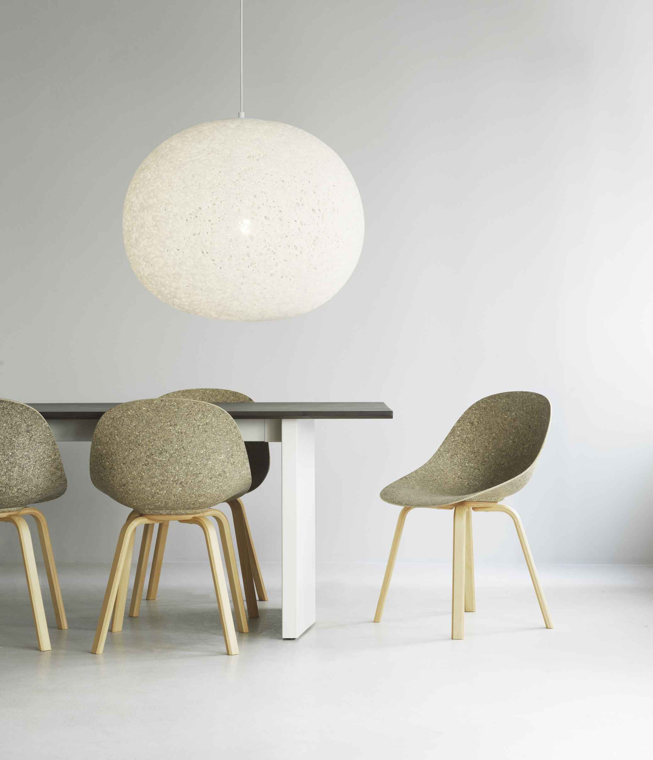 Normann Copenhagen Panel Tisch Esstisch 200x90 cm mit Stühlen und Pendelleuchte in minimalistischem Interieur.