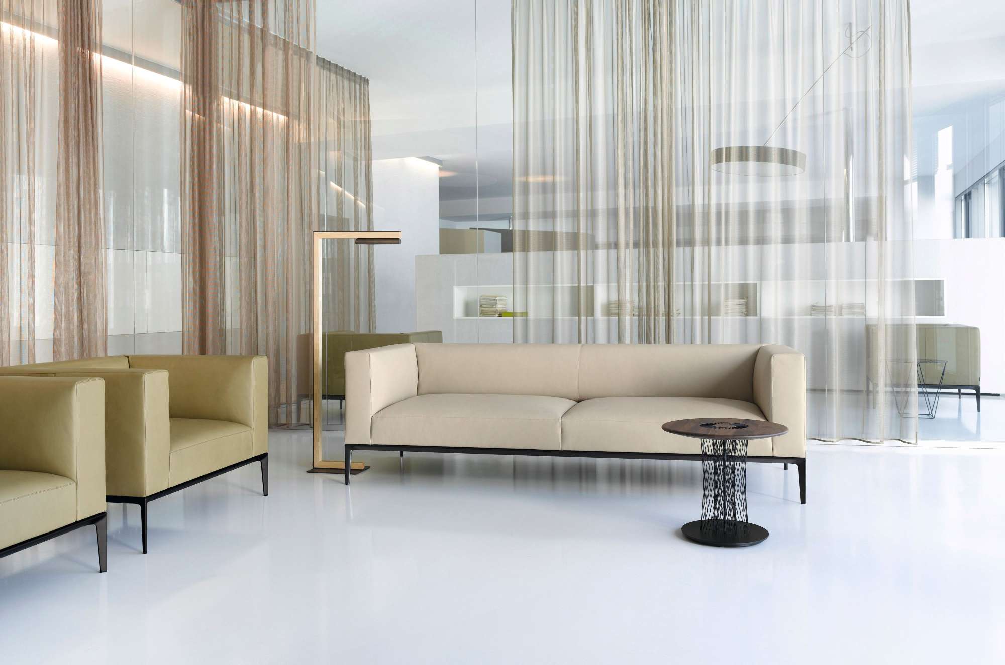 Beige 781 Jaan Sessel von Walter Knoll mit Sofa und Beistelltisch in modernem, hellem Ambiente.