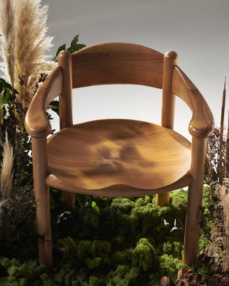 Daumiller Esszimmerstuhl von Gubi aus hellem Holz, freistehend auf Moos und Pflanzen.