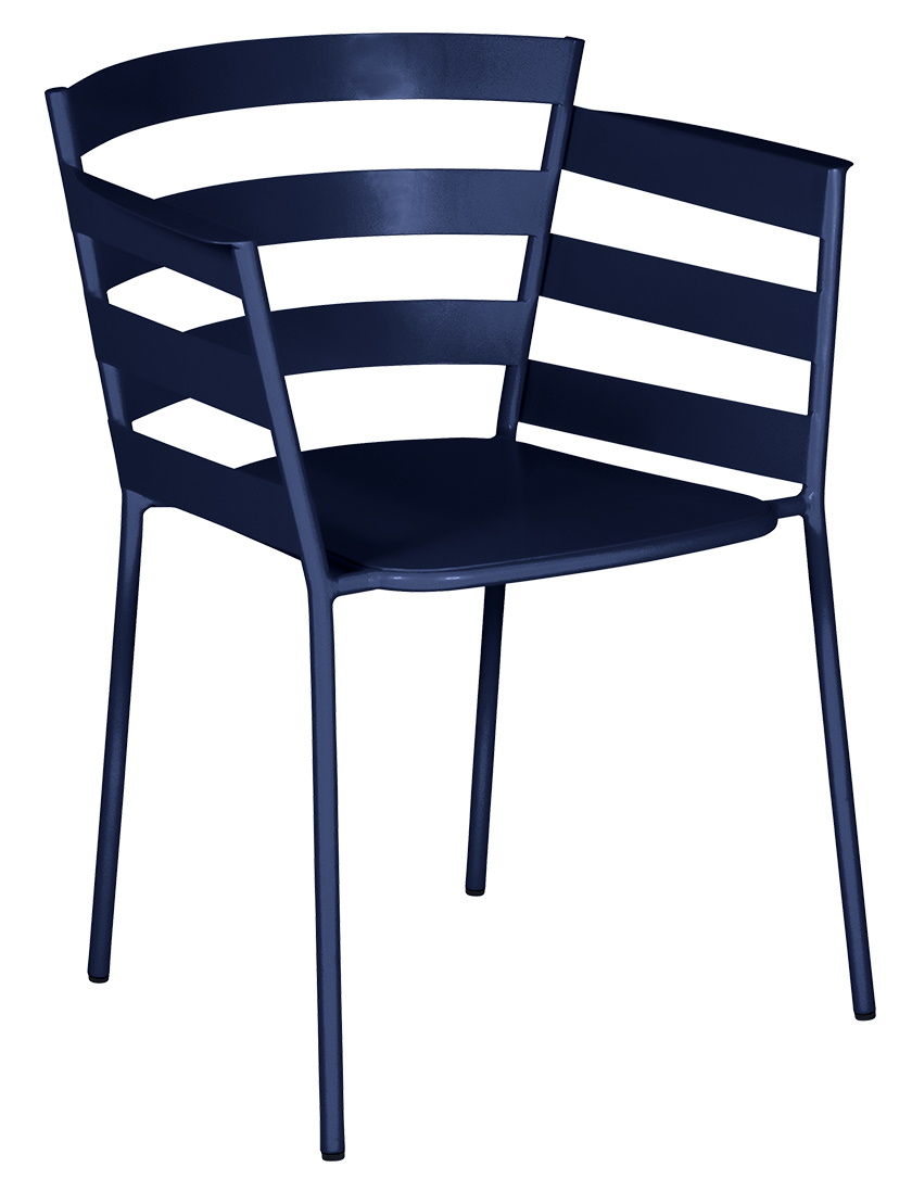 Blauer Rythmic Sessel von Fermob für den Außenbereich, moderner Gartenstuhl mit Armlehnen und Stahlgestell.