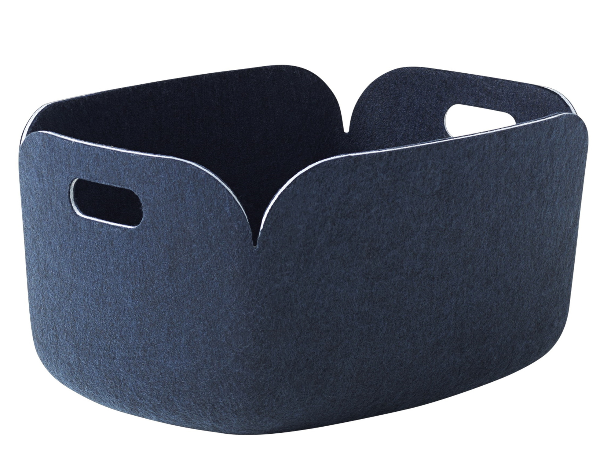 Mitternachtsblauer Muuto Restore Aufbewahrungskorb aus Filz mit Tragegriffen zur Aufbewahrung von Gegenständen.