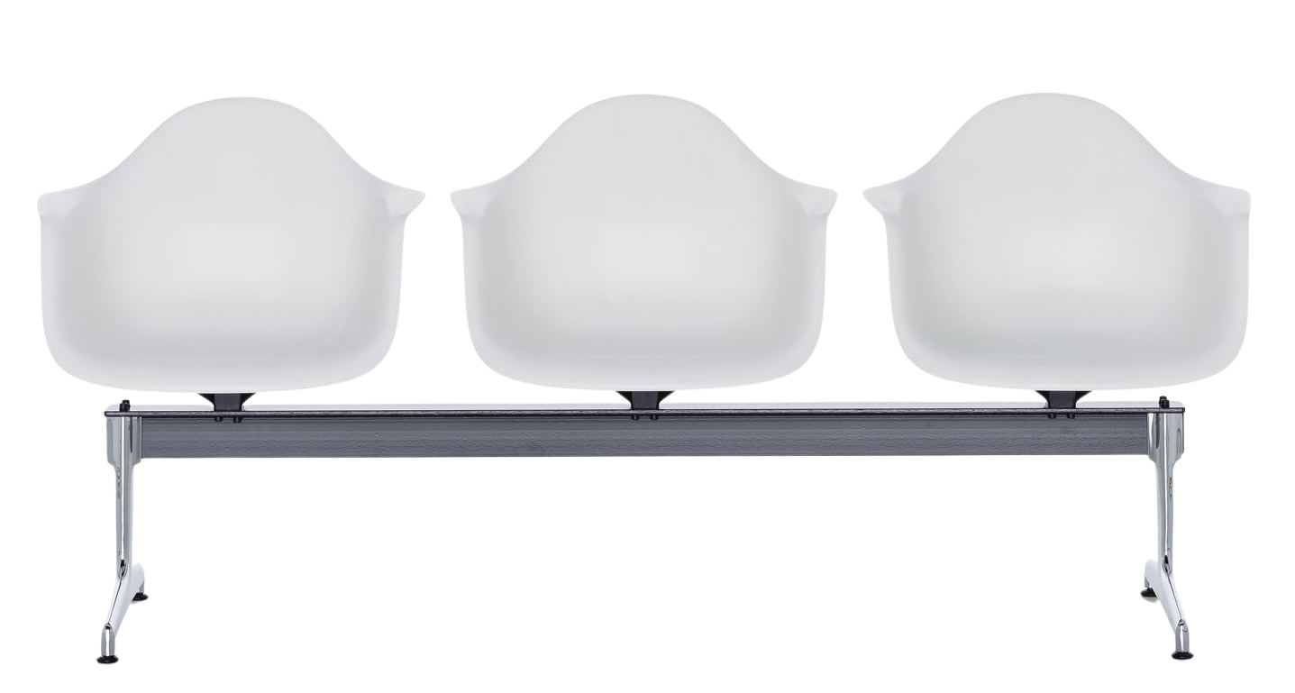 Eames Plastic Armchair RE op een Vitra-bank met vakwerkconstructie