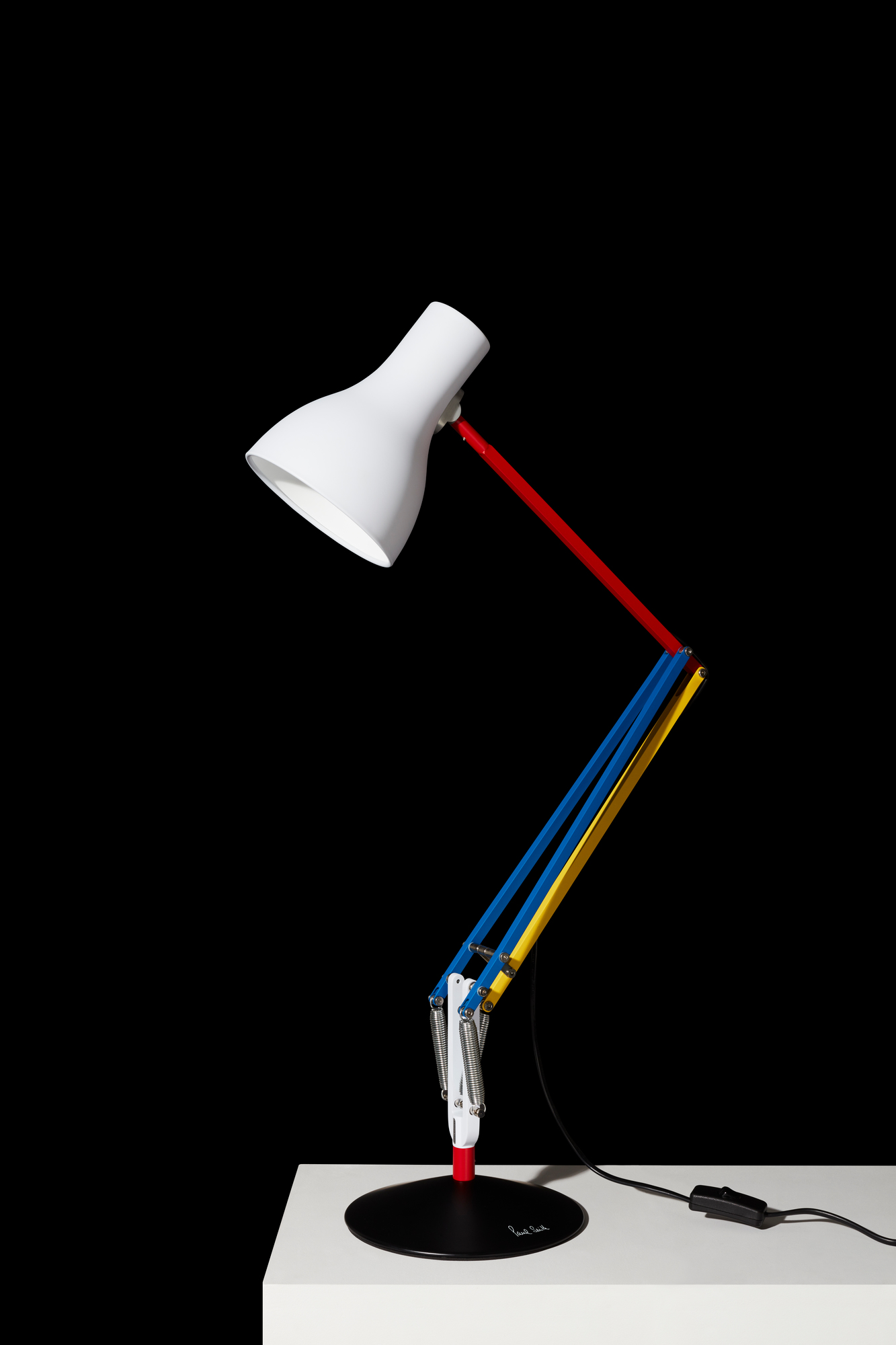Anglepoise Type 75 Mini Paul Smith Edition Tischleuchte mit rotem, gelbem und blauem Arm.