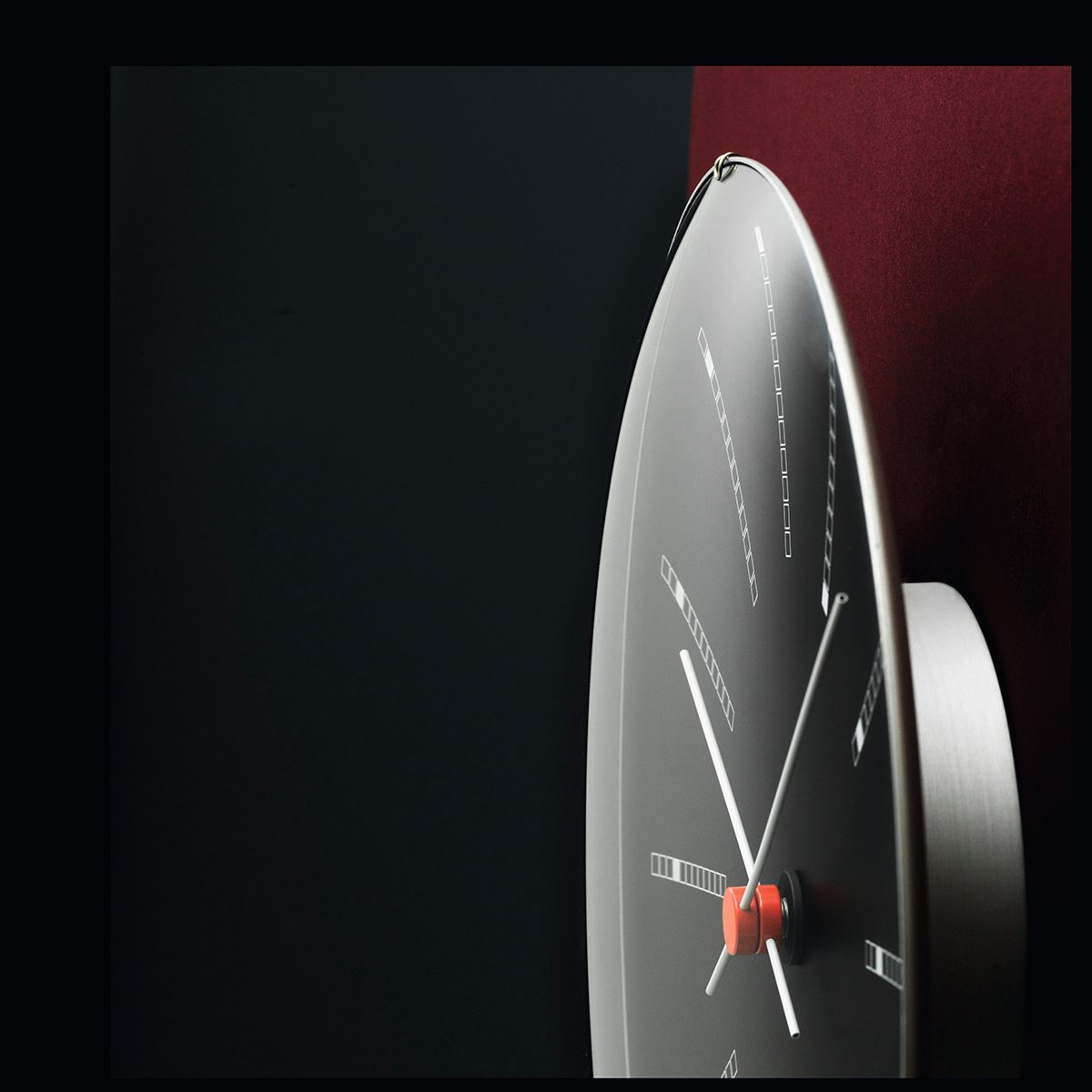 Detailaufnahme der Bankers Wanduhr von Rosendahl Timepieces, Ø21 cm, modernes Design mit klaren Linien.