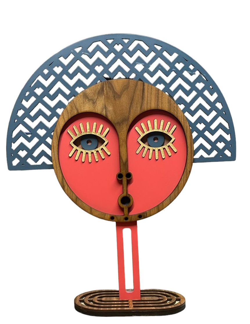 Chili Tribe Doll Figur: Abstrakte Holzmaske mit rotem Gesicht und blauem Kopfschmuck, handgefertigte Dekoration.