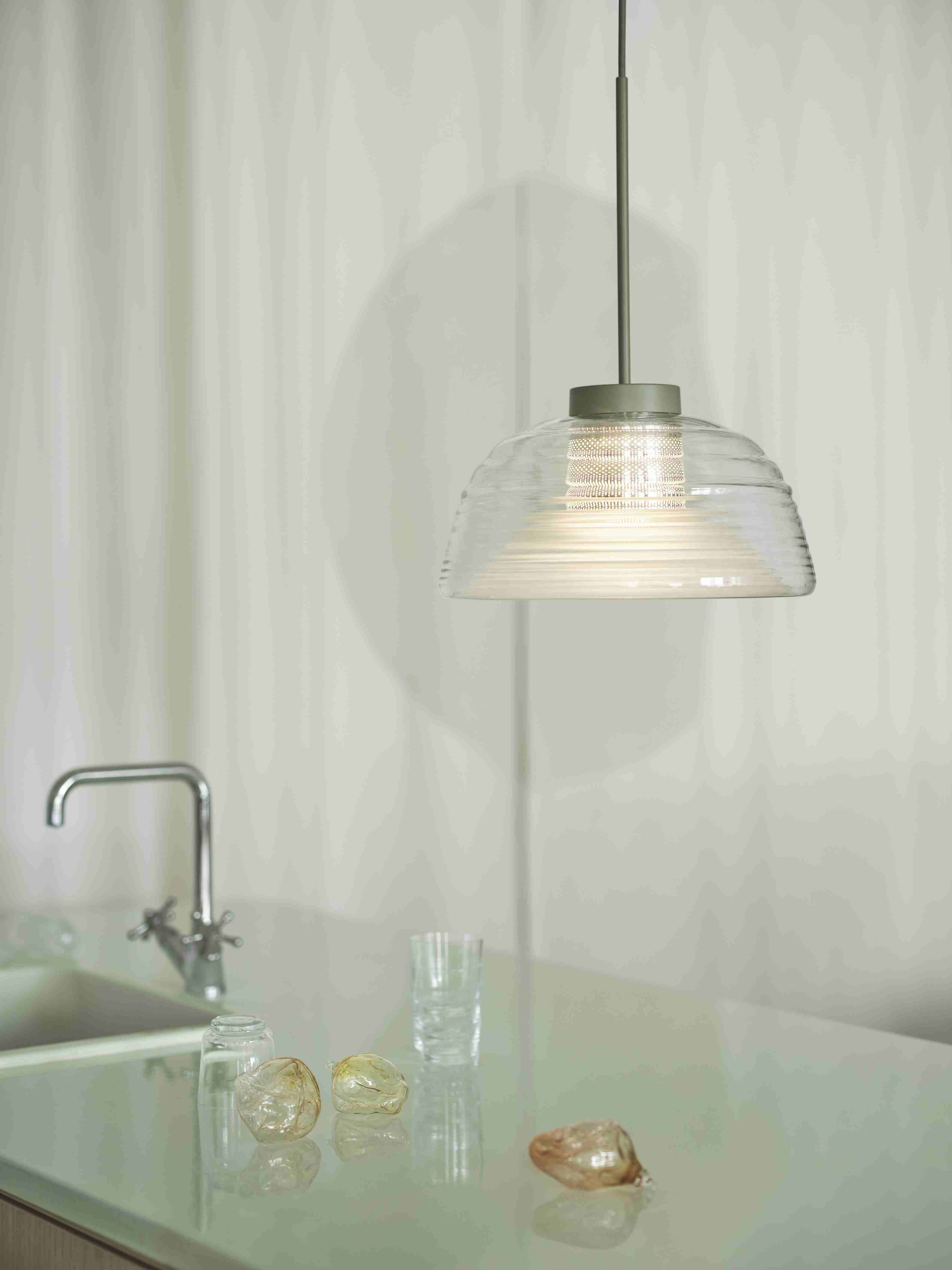 Muuto Two-Layer Pendelleuchte aus Glas, moderne Hängelampe für Wohnzimmer und Esszimmer.