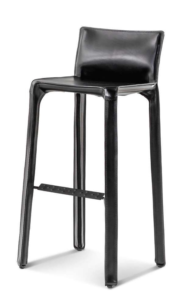 Schwarzer Cassina Cab Barhocker mit Lederbezug und Fußstütze, ideal für moderne Küchen.