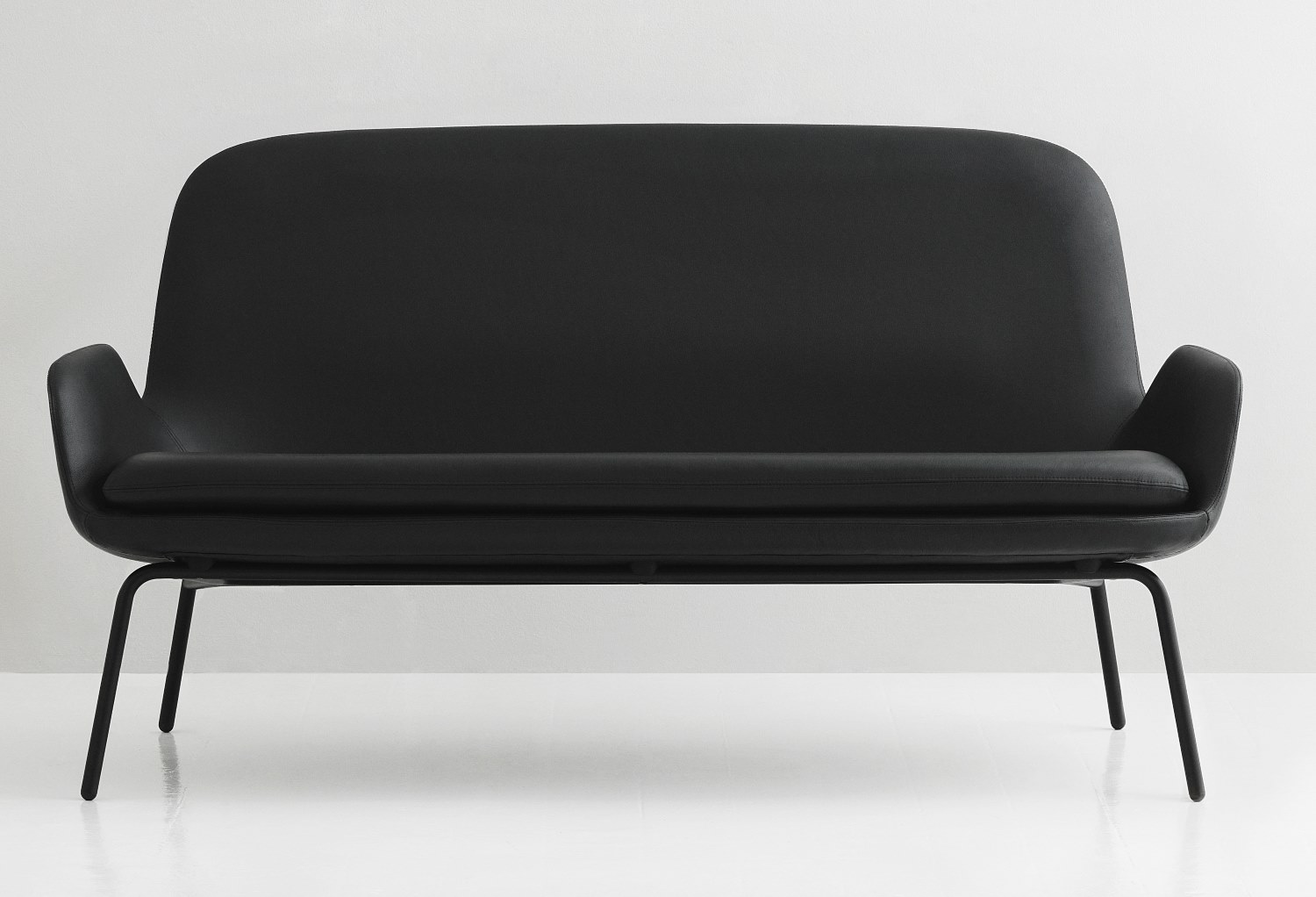 Schwarzes Era Sofa von Normann Copenhagen mit minimalistischem Design und filigranem Metallgestell.