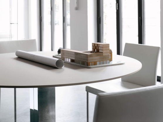 Nahaufnahme eines JASON LITE Stuhls von Walter Knoll an einem runden Tisch mit Architekturmodell.