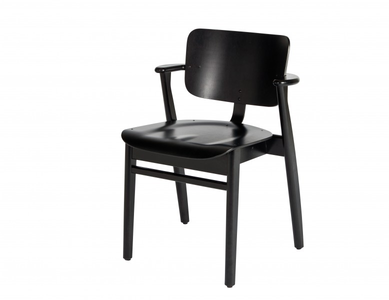 Schwarzer Domus Stuhl von Artek, ein moderner Holzstuhl mit Armlehnen für Esszimmer und Büro.