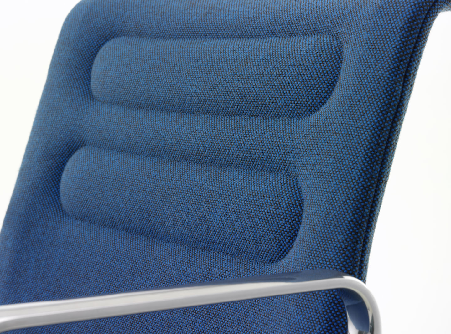 Detailaufnahme des blauen AC5 Bürodrehstuhls von Vitra, der ergonomischen Komfort und stilvolles Design vereint.