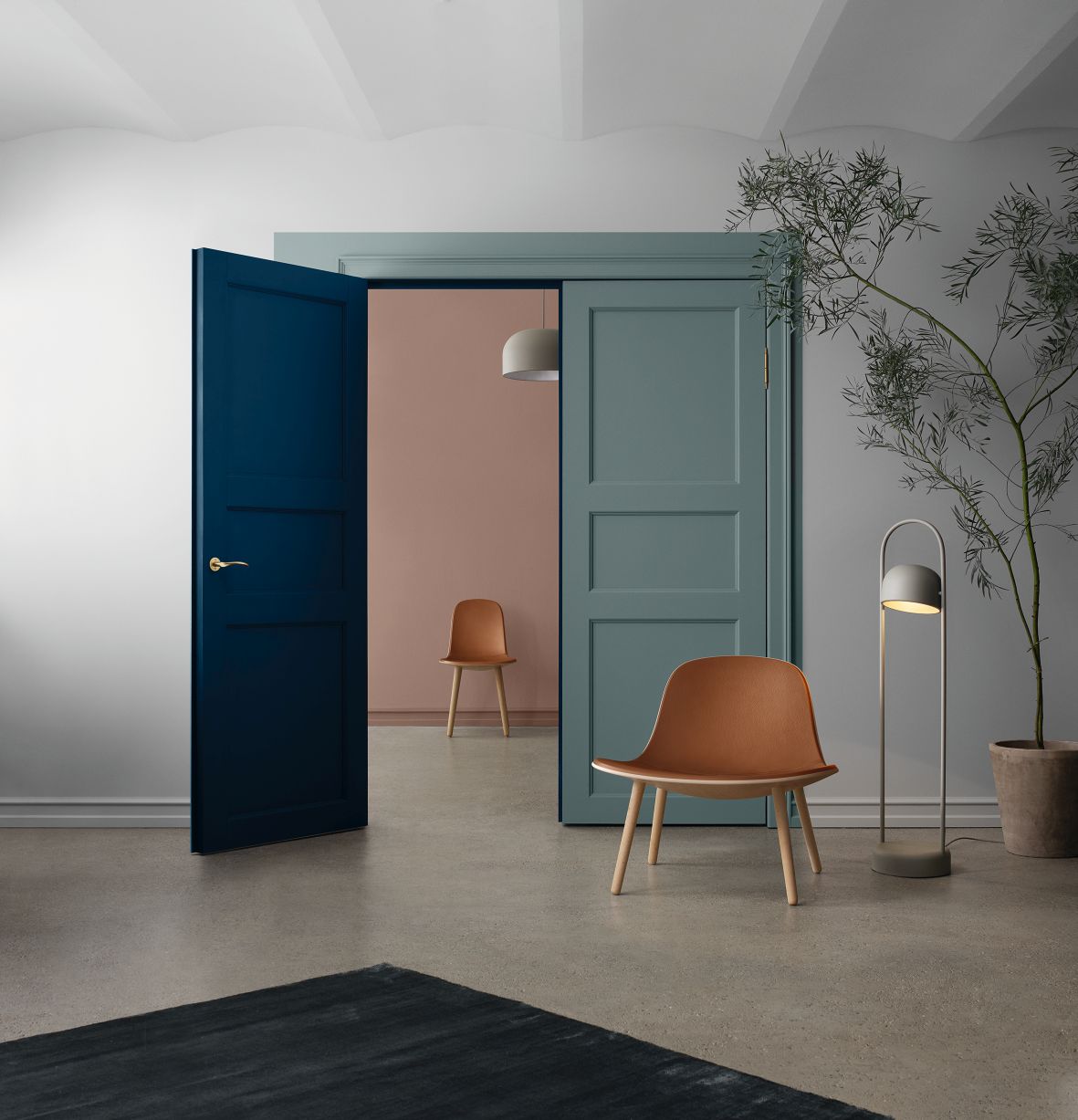 EVA SOLO ABALONE Lounge Stuhl aus Eiche, brauner Design Stuhl mit Holzbeinen im Raum.