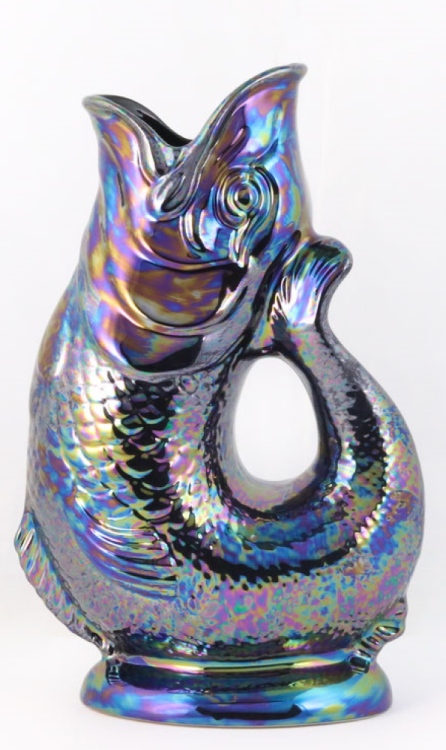 Gluckigluck Fischkaraffe in schimmerndem Blau und Lila, Keramik Wasserkrug in Fischform.