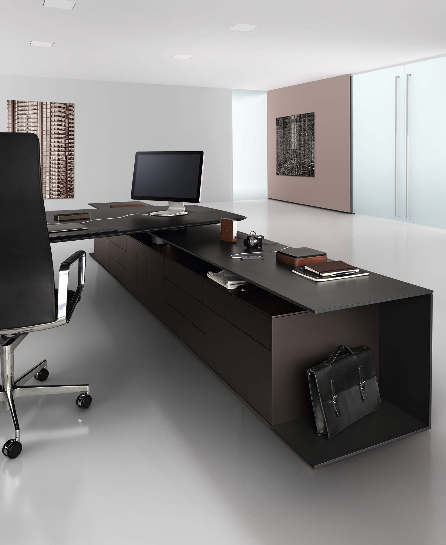 Schwarzer Leadchair Executive Bürostuhl von Walter Knoll am modernen Schreibtisch im Büro.