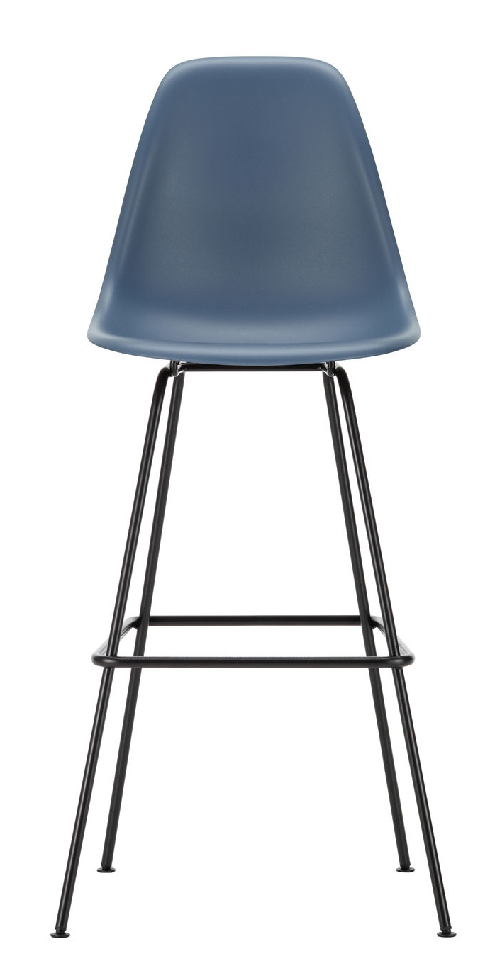 Blauer Eames Plastic Bar Stool Barhocker von Vitra mit schwarzem Metallgestell, Frontansicht.