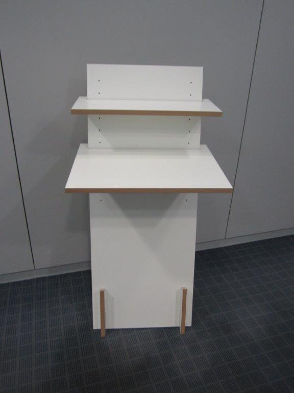 Tojo Stehpult: Weißes, modernes Stehpult mit zwei Ablageflächen für ergonomisches Arbeiten im Büro oder Homeoffice.