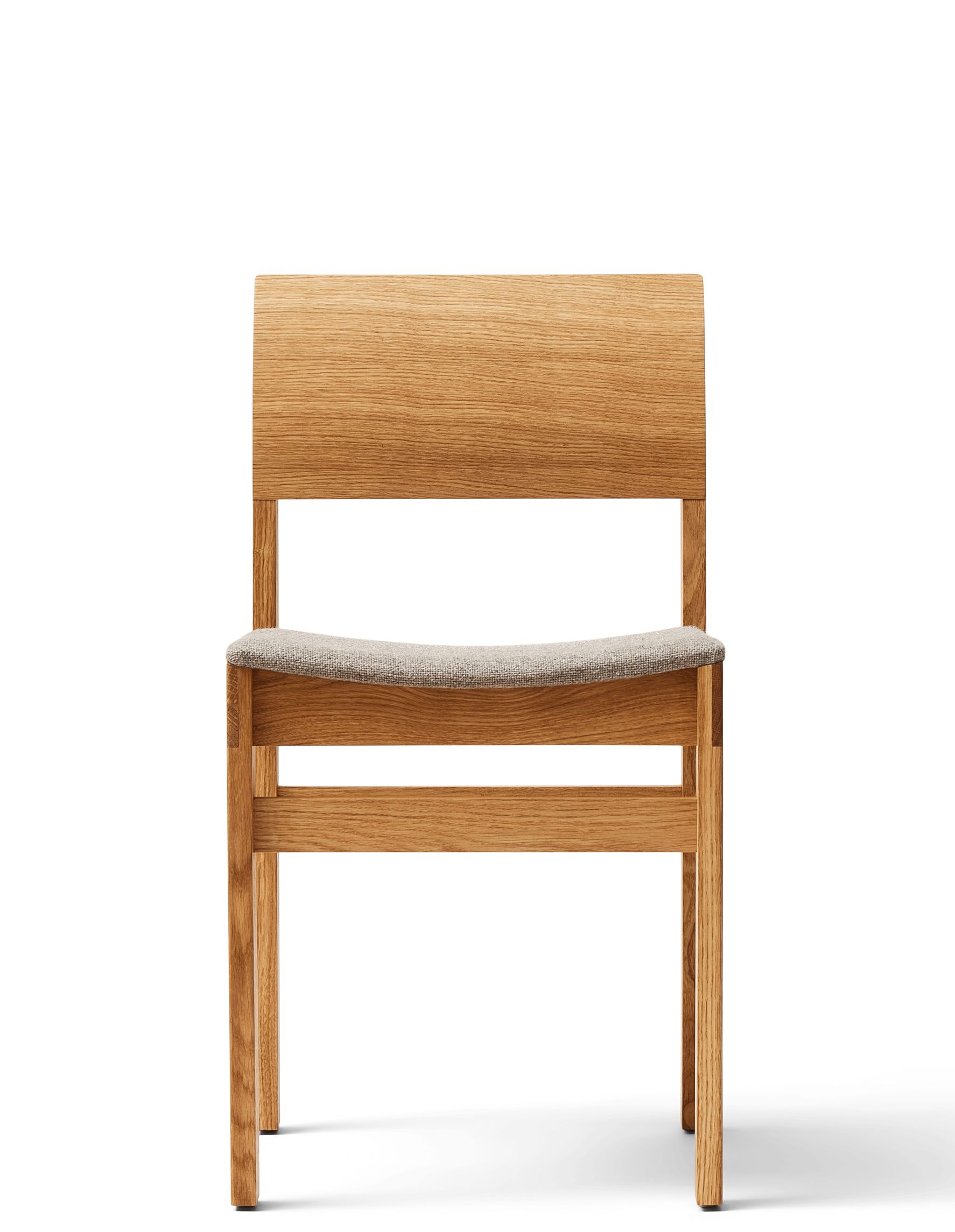 Sonder Stuhl von Form & Refine: Holzstuhl mit gepolsterter Sitzfläche in schlichtem Design.
