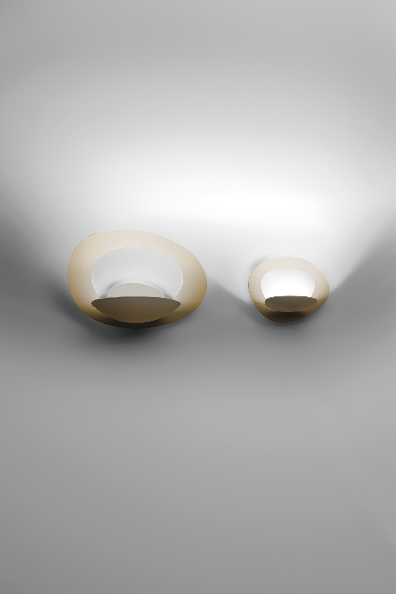Zwei Artemide Pirce Micro LED Wandleuchten, modernes Design, indirekte Beleuchtung für Wohnräume.