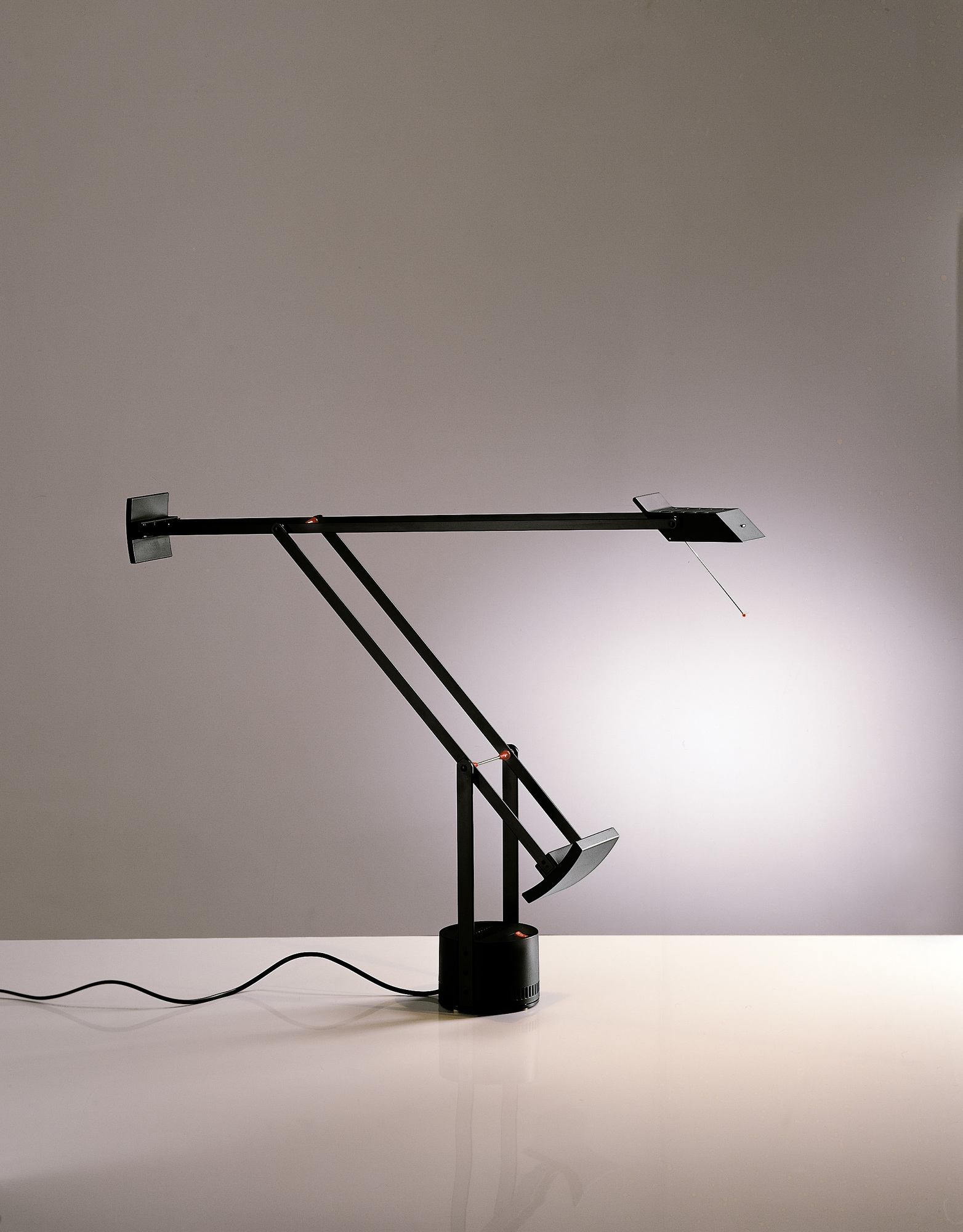 Schwarze Tizio Tischleuchte von Artemide, moderne Schreibtischlampe mit verstellbarem Arm und hellem Lichtschein.