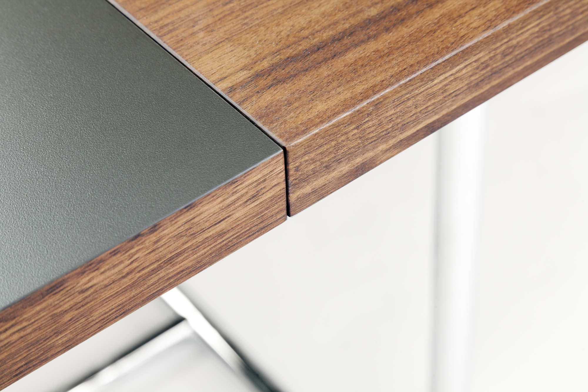 Detailaufnahme des Thonet S 1072 Esstisches mit Ausziehfunktion, Fokus auf die Tischplattenverbindung und Holzmaserung.