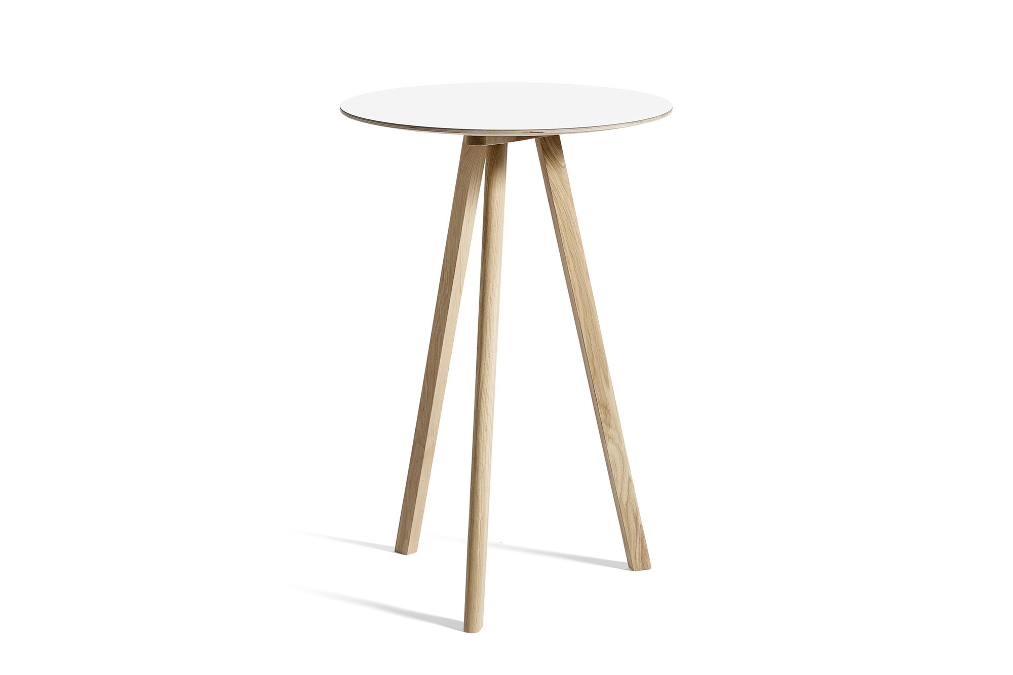Copenhague Table CPH 20 Stehtisch von Hay mit weißer Tischplatte und Holzbeinen.