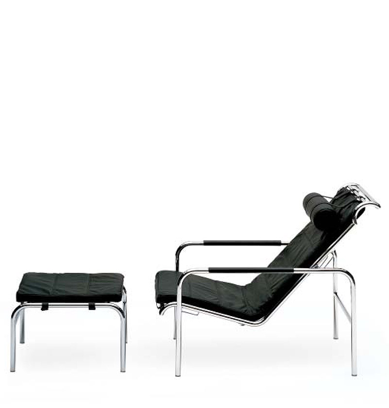 Genni Chaiselongue von Zanotta mit schwarzer Polsterung und verchromtem Stahlgestell, inklusive passendem Hocker.