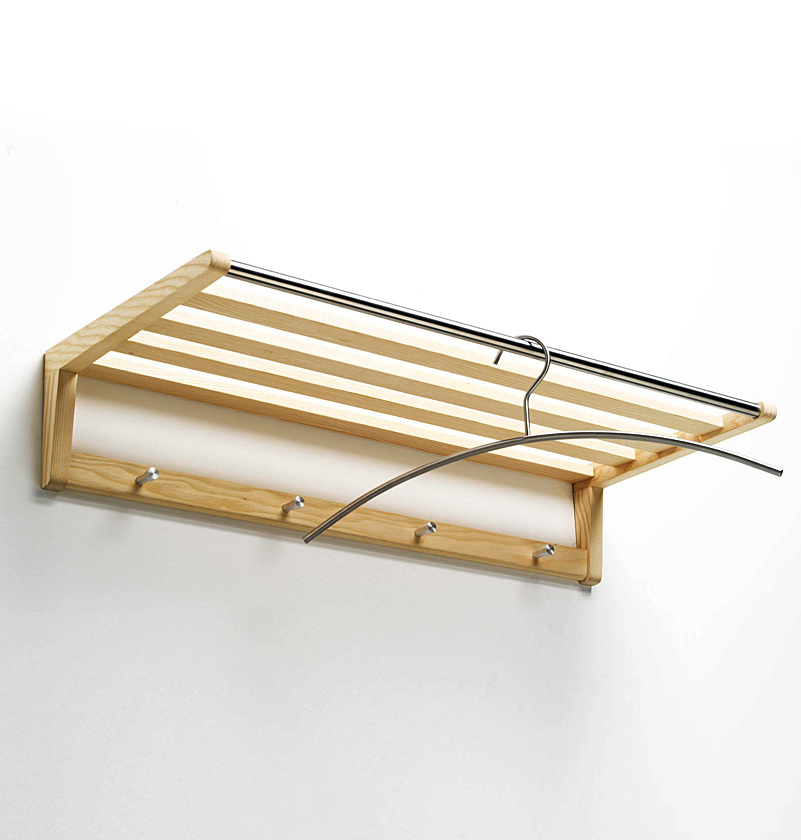 Wandgarderobe Gaston Side by Side aus hellem Holz mit Haken und Kleiderbügelstange aus Metall.