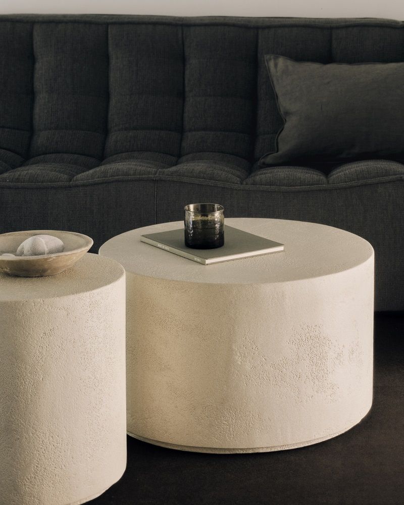 Elements Couchtisch von Ethnicraft, runde Form, Microcement Off White, modernes Wohnzimmer-Design mit Sofa.