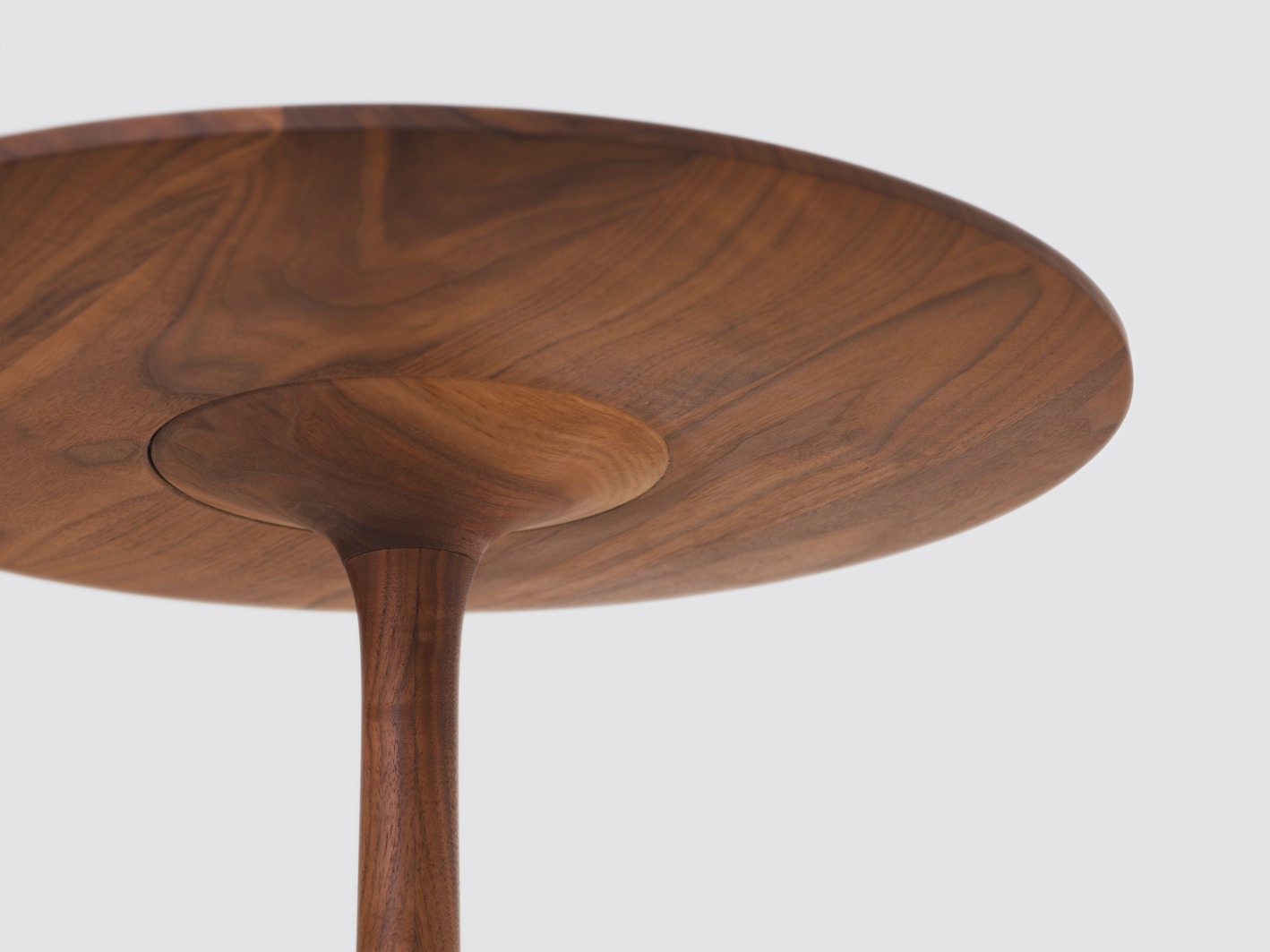 Detailaufnahme des Turntable Couch Beistelltisches Zeitraum aus massivem Nussbaumholz, ideal als Nachttisch oder Ablage.