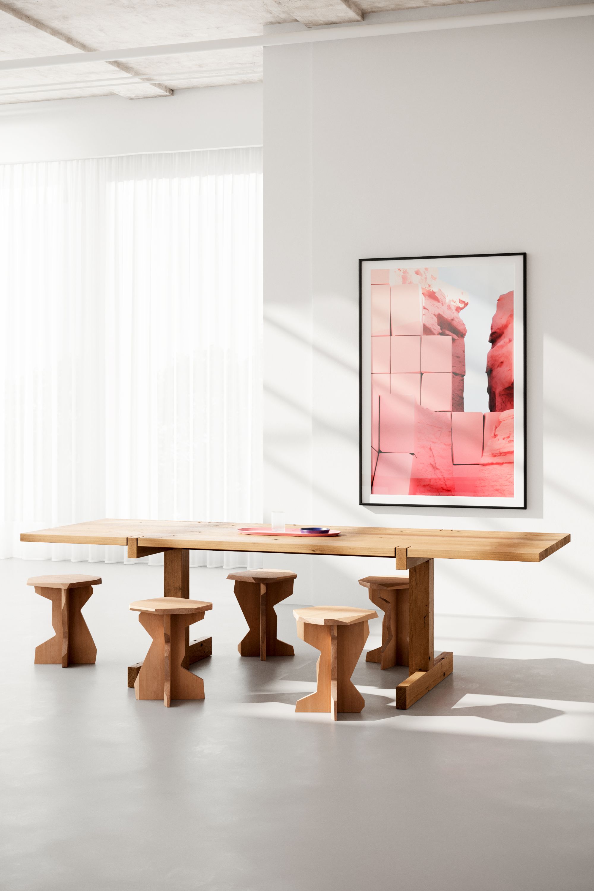 Fünf FELS Hocker Esche Out aus hellem Holz unter einem Esstisch in minimalistischem Raum.