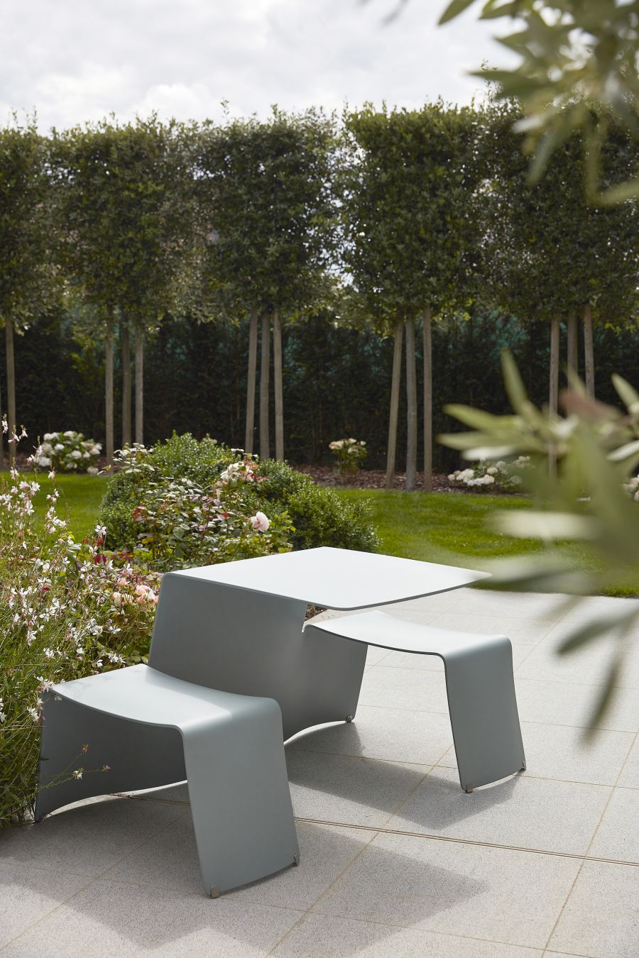 Picnik Tischgruppe von Extremis für den Außenbereich, modernes Design mit Tisch und Sitzbänken im Garten.