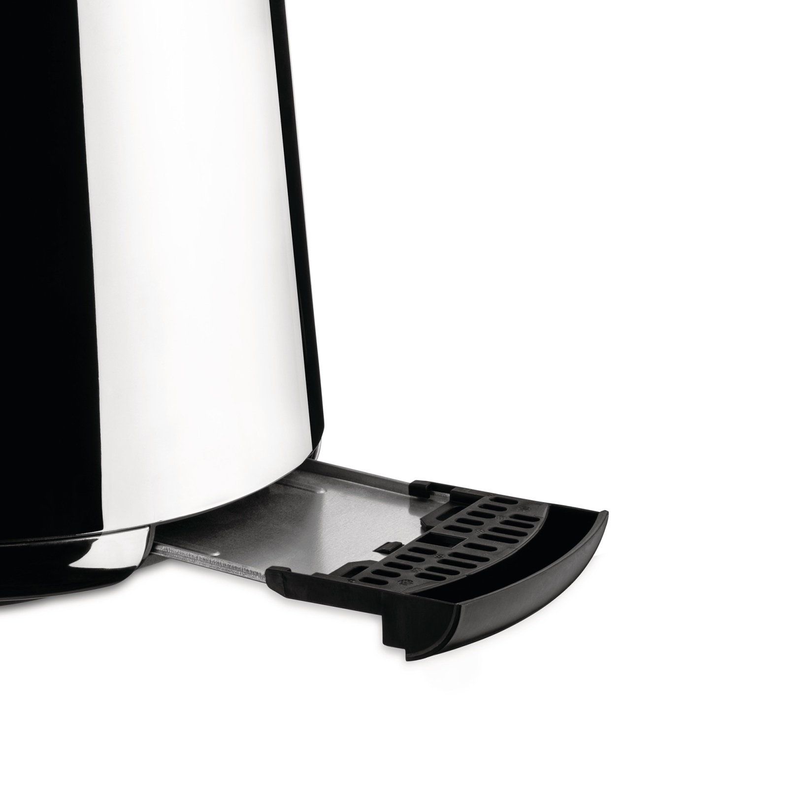 Detailaufnahme des Alessi Toru Toasters mit herausgezogener Krümelschublade. Edelstahl Toaster für knuspriges Brot.