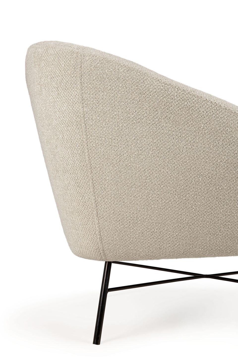 Detailaufnahme des Ethnicraft Barrow Sessels in Off-White mit schwarzem Metallgestell. Bequemer Sessel für Wohnzimmer.