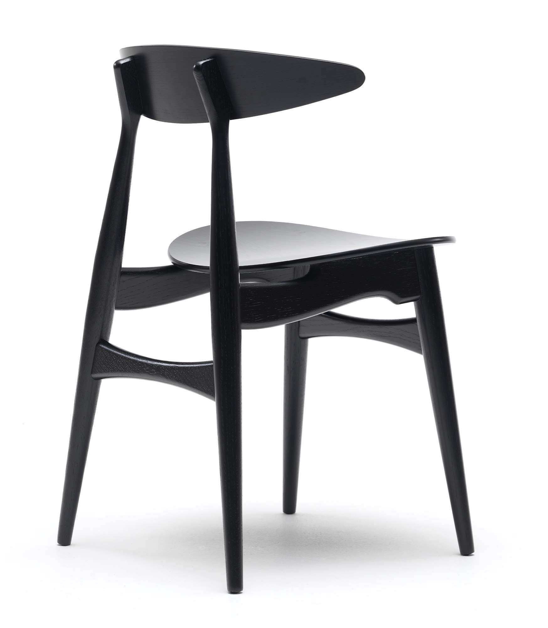 Schwarzer CH33 Stuhl von Carl Hansen, ungepolstert, aus Holz, Designklassiker, skandinavisches Möbeldesign.