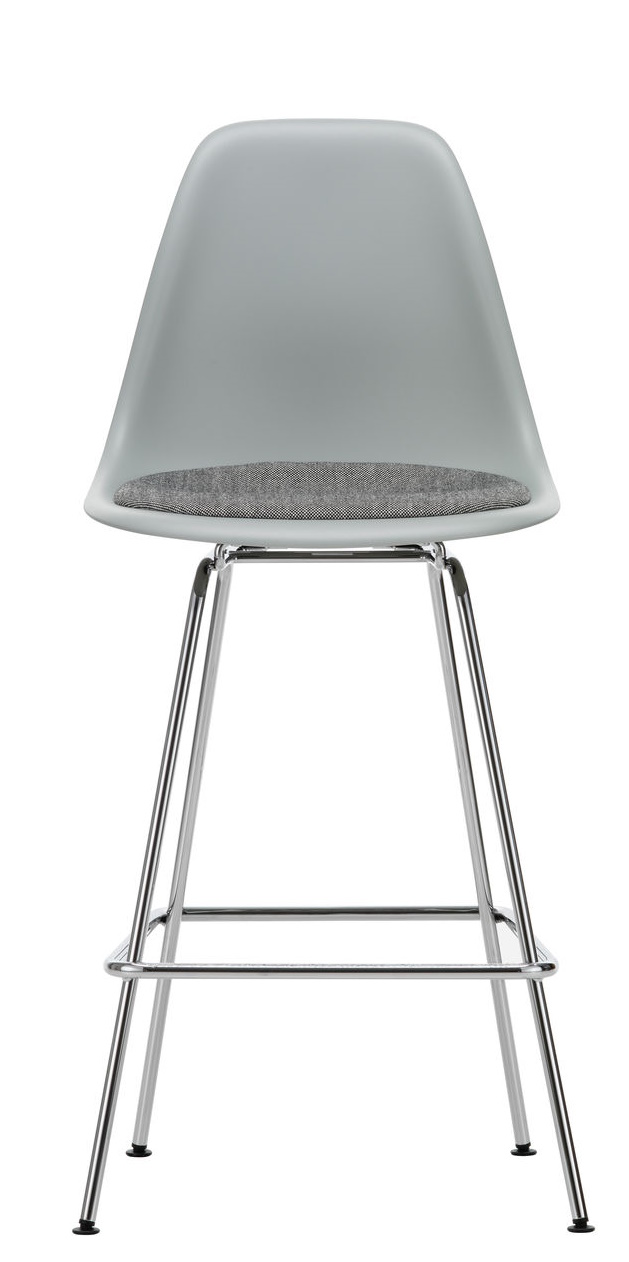 Grauer Eames Barhocker mit Sitzpolster und verchromtem Gestell von Vitra, Frontansicht. Design Barstuhl für Küche und Bar.