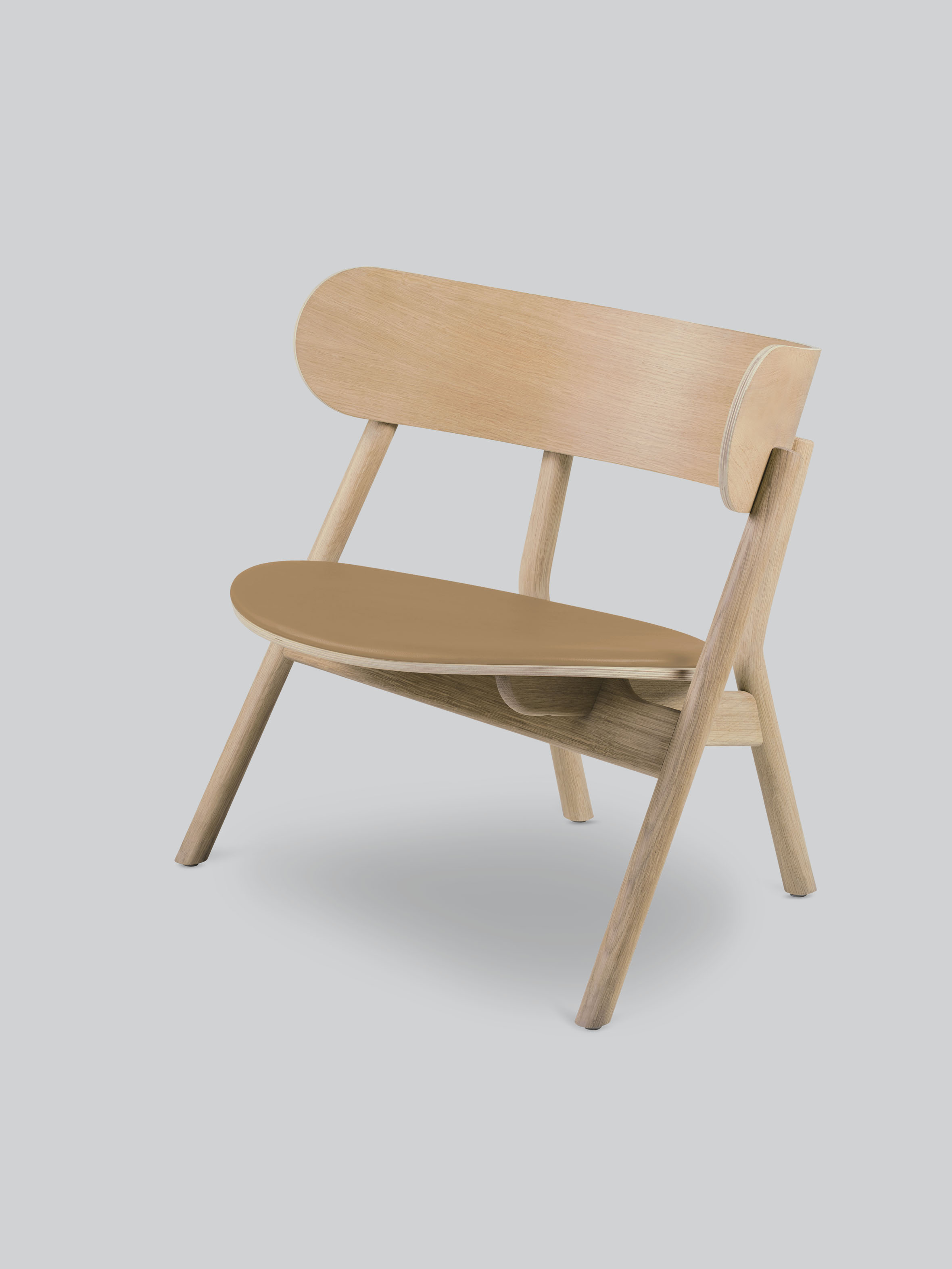 Oaki Lounge Chair mit Northern Polster: Holzstuhl mit braunem Sitzpolster für Wohnzimmer und Entspannung.