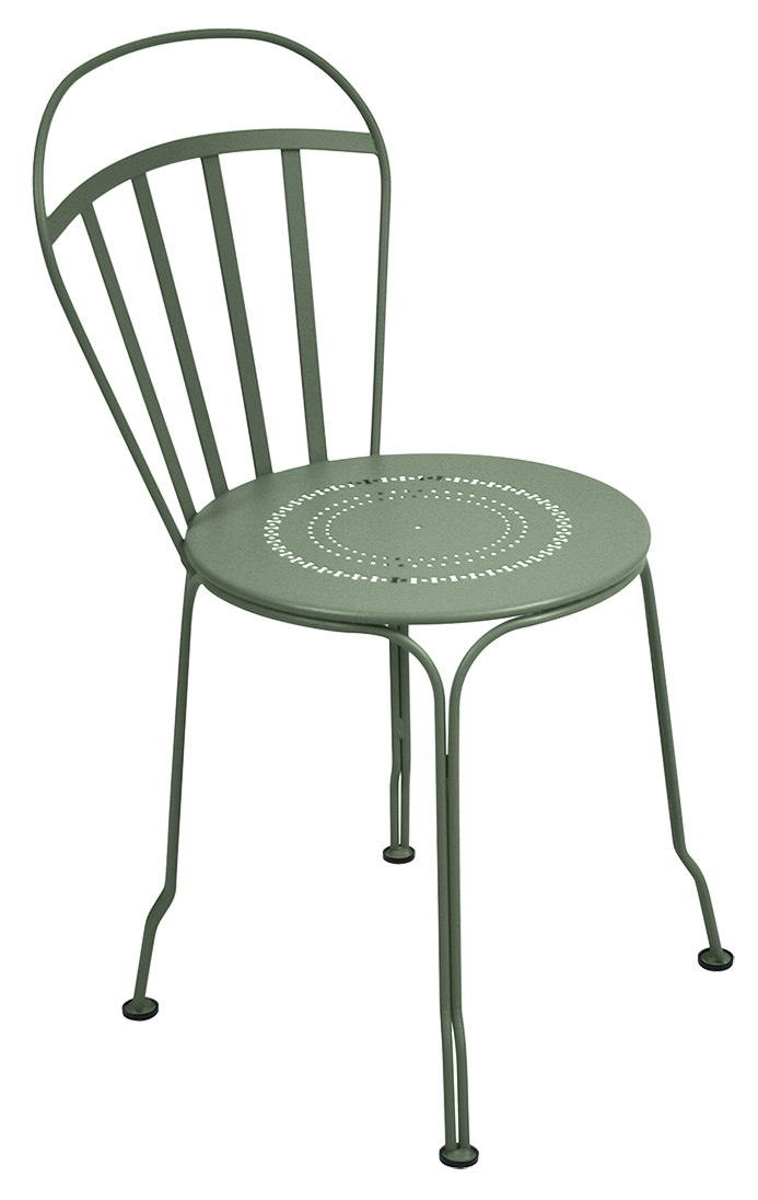 Louvre Stuhl von Fermob für den Außenbereich, grüner Metallstuhl mit runder Sitzfläche und filigranem Design.