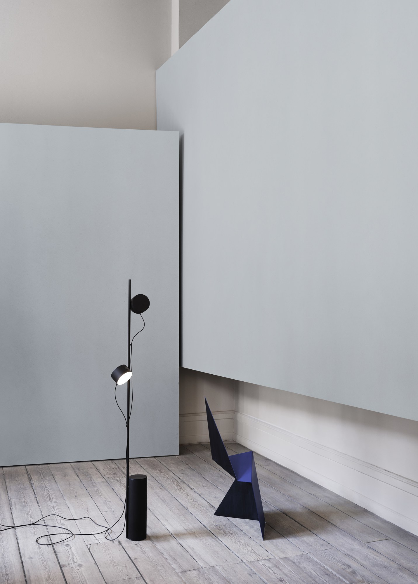 Schwarze Post Floor Lamp Stehleuchte von Muuto mit zwei Leuchten auf einem Holzboden.