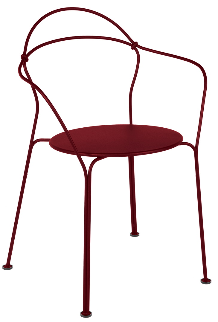 Roter Airloop Sessel von Fermob für den Außenbereich, minimalistisches Design mit filigranem Stahlgestell.