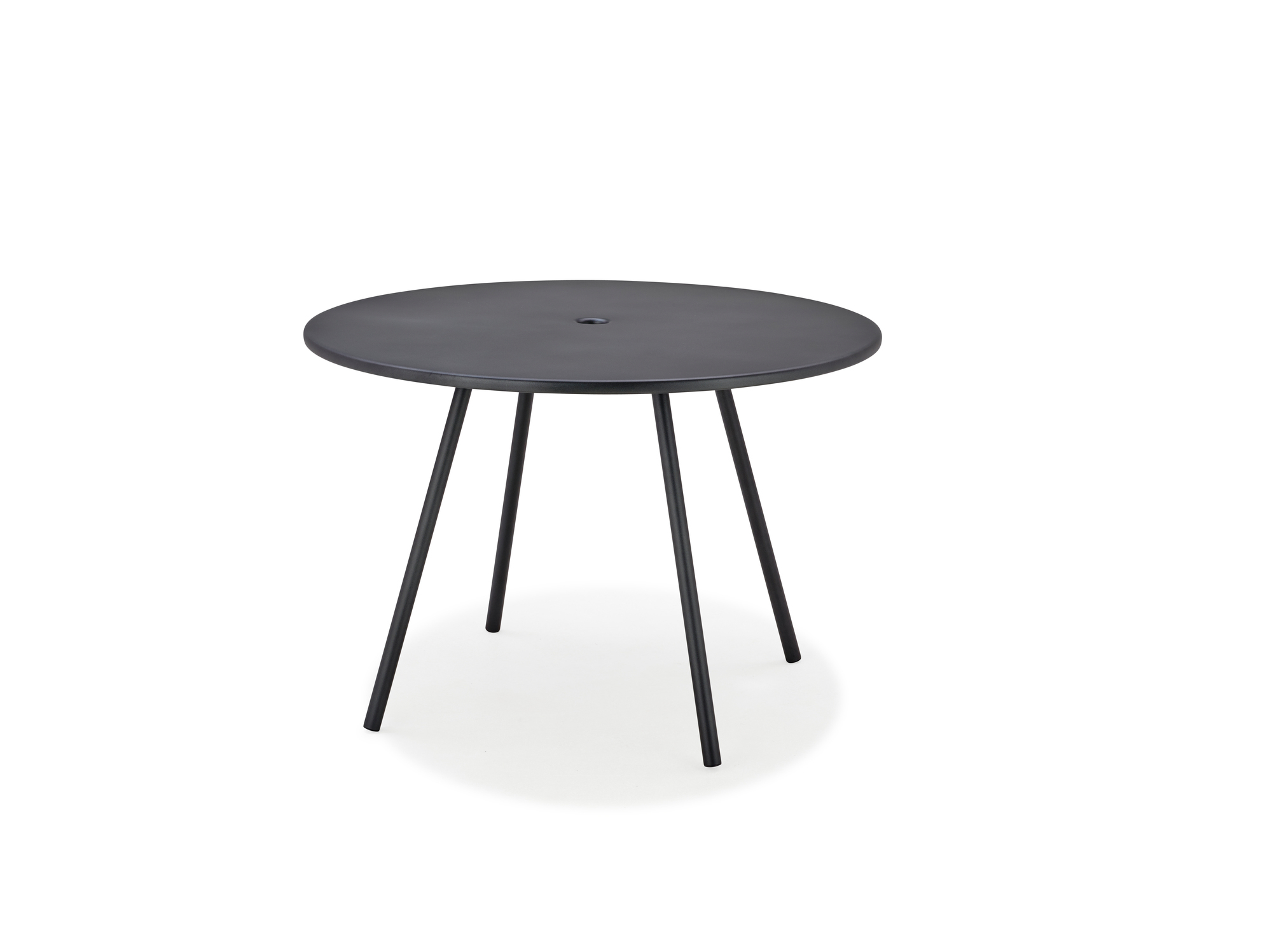 Schwarzer Area Outdoor Tisch von Cane-Line mit runder Tischplatte und drei Beinen.
