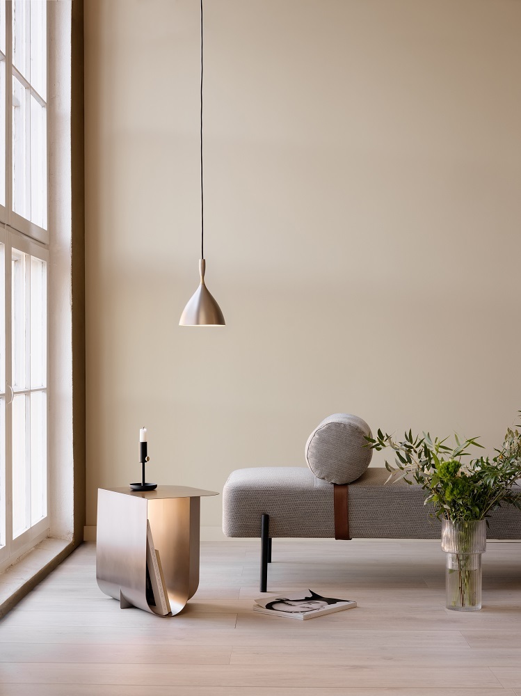 Daybed Liege Northern Brusvik 94 Weiß mit Beistelltisch und Lampe in modernem Wohnambiente.