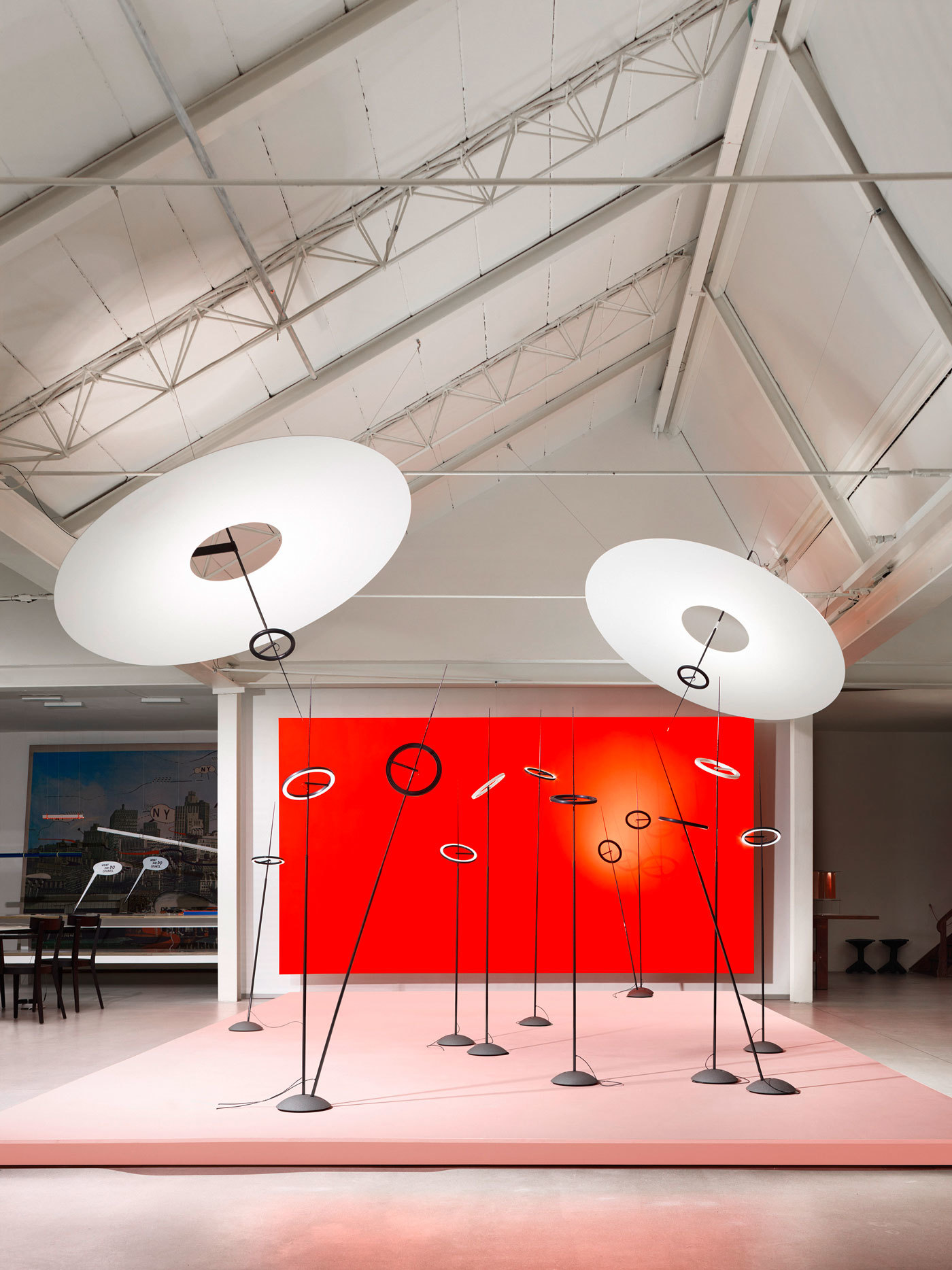 Ausstellungsraum mit mehreren Ringelpiez Stehlampen in Schwarz von Ingo Maurer, moderne Innenbeleuchtung und Design.