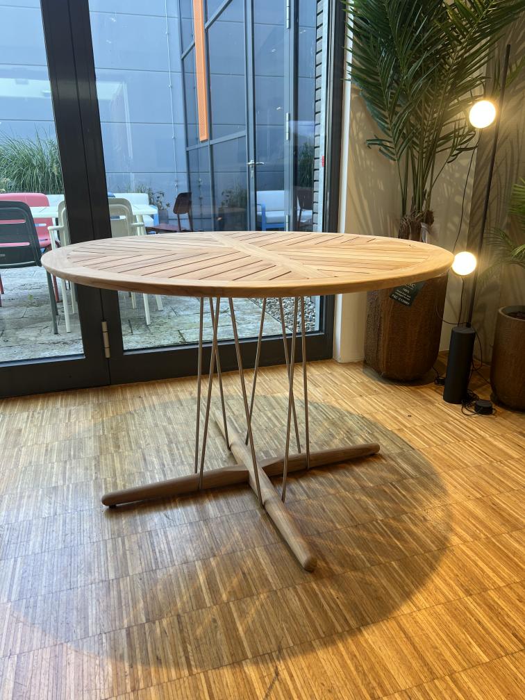Embrace Tischkombination von Carl Hansen & Søn, runder Outdoor-Tisch aus Teakholz mit filigranem Metallgestell.