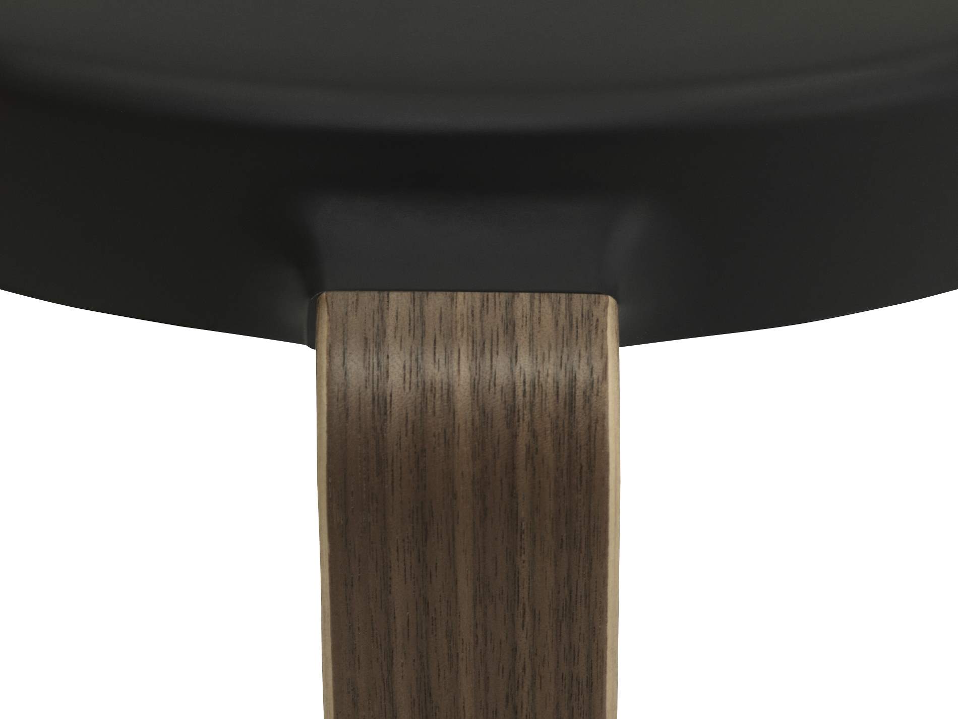 Detailaufnahme vom Normann Copenhagen Tap Hocker: Schwarze Sitzfläche und Holzbein aus Walnussholz.