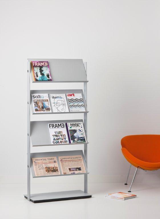 Flexxible Prospektständer von Cascando, silbernes Regal mit Magazinen und Zeitungen, ideal für Wartebereiche.