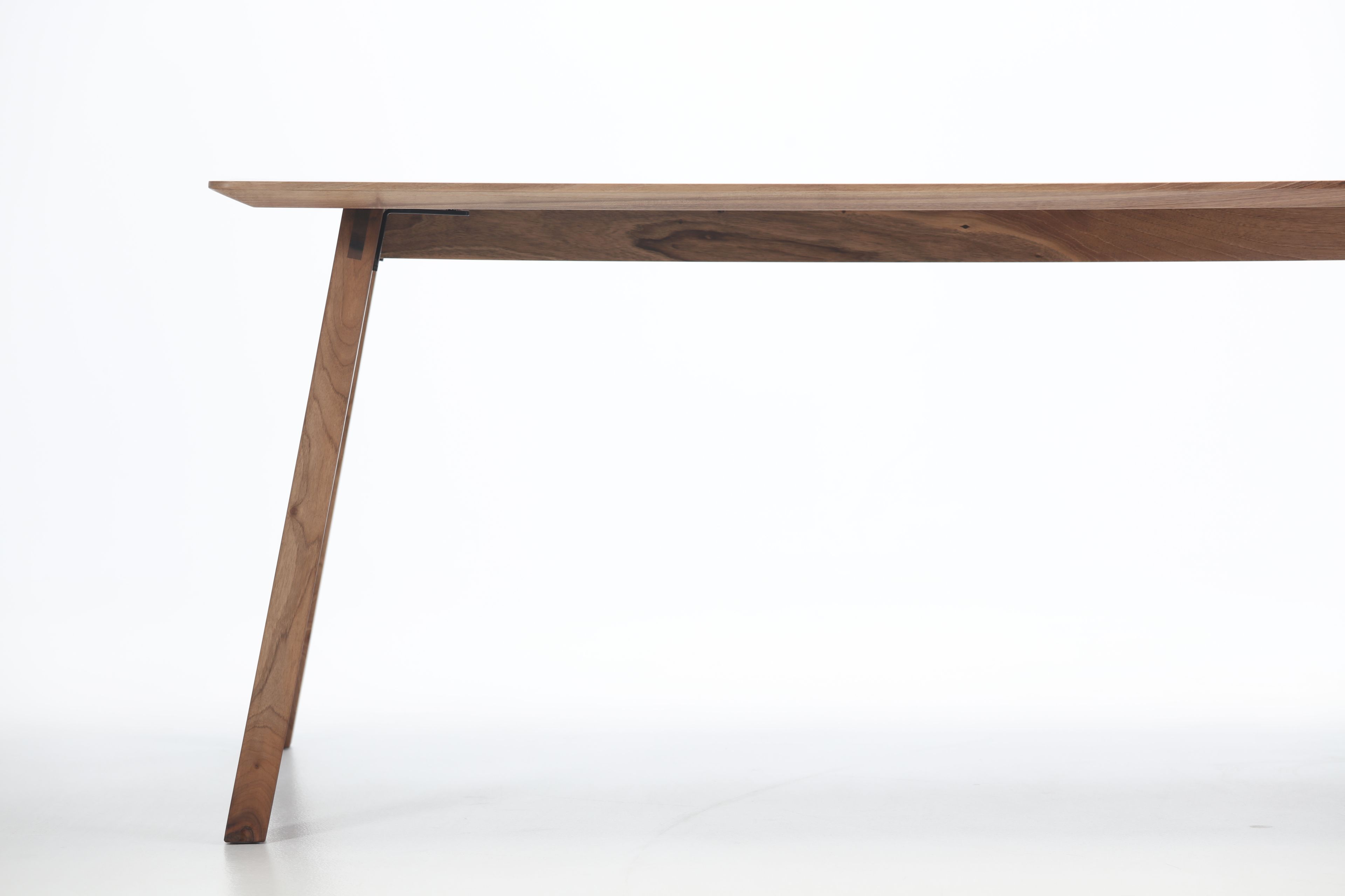 Detailaufnahme vom Monk Tisch von Prostoria, ein Esstisch aus massivem Nussbaumholz mit schlichtem Design.