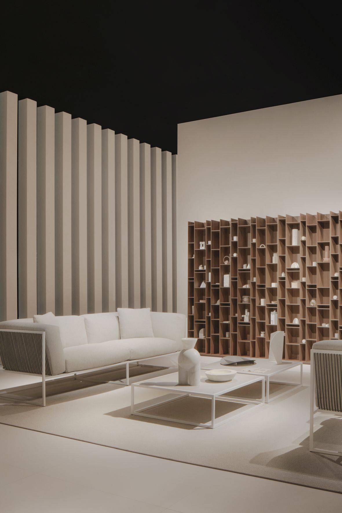 Arpa Sofa von MDF Italia, 3-Sitzer Outdoor Sofa in Weiß mit Couchtisch und Bücherregal.