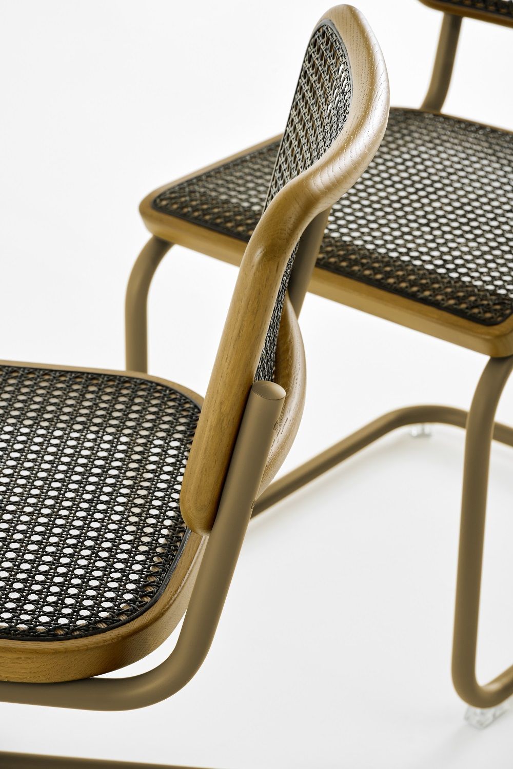 Detailaufnahme des Thonet S 32 V Freischwinger Stuhls mit Stahlrohrgestell und Wiener Geflecht Sitzfläche.