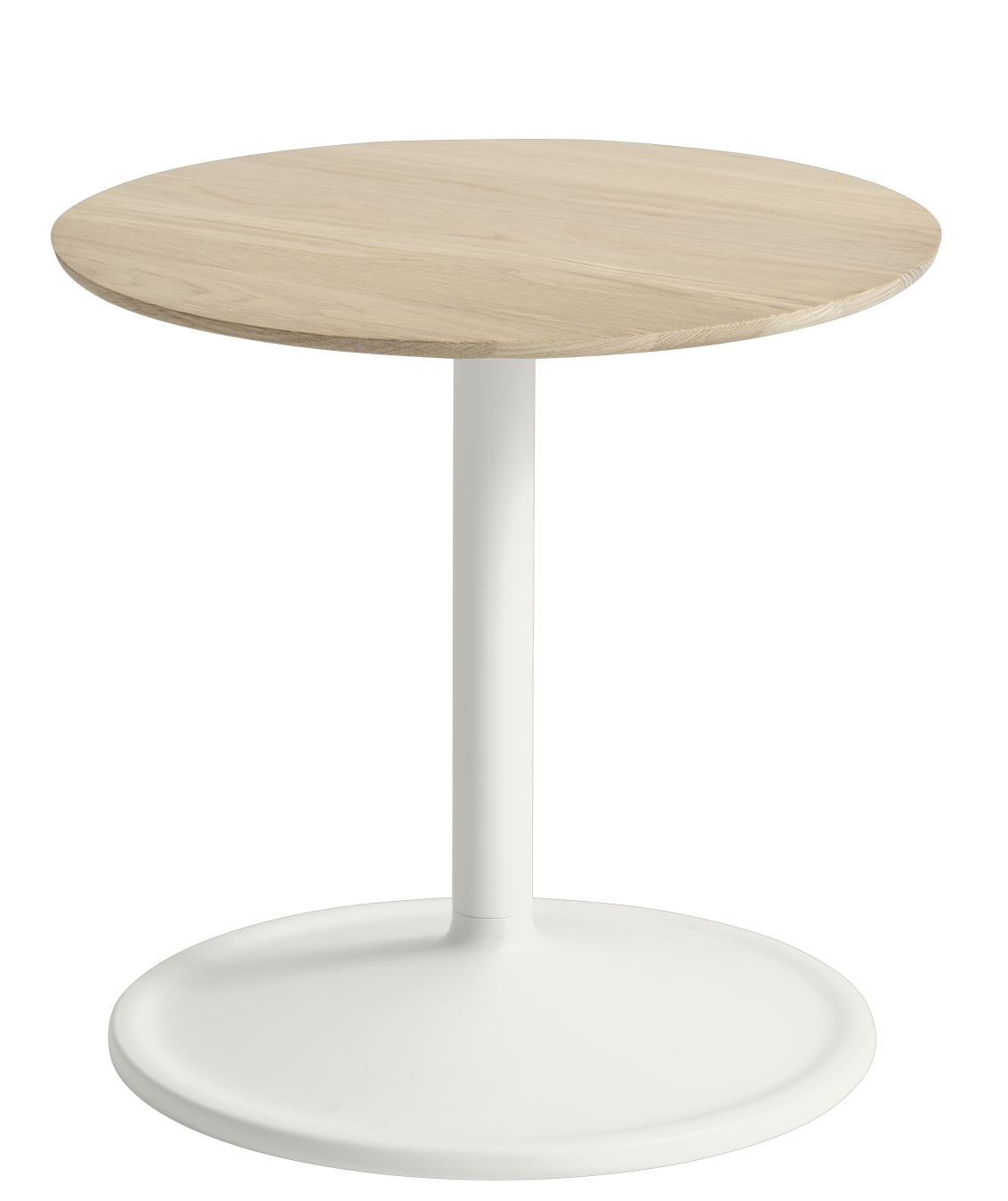Muuto Soft Side Table Beistelltisch mit runder, heller Holzplatte und weißem Fuß auf weißem Hintergrund.